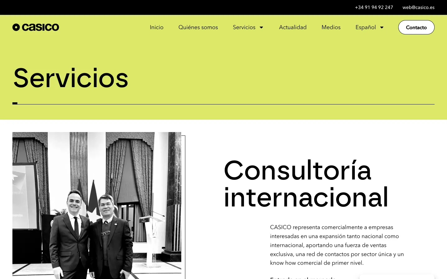 Página de servicios con fotografía en blanco y negro sobre fondo verde lima.