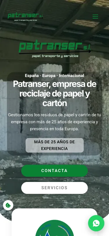Portada de Patranser vista en un móvil: titular «Patranser, empresa de reciclaje de papel y cartón», botones «Contacta» y «Servicios» sobre una foto de balas de papel.