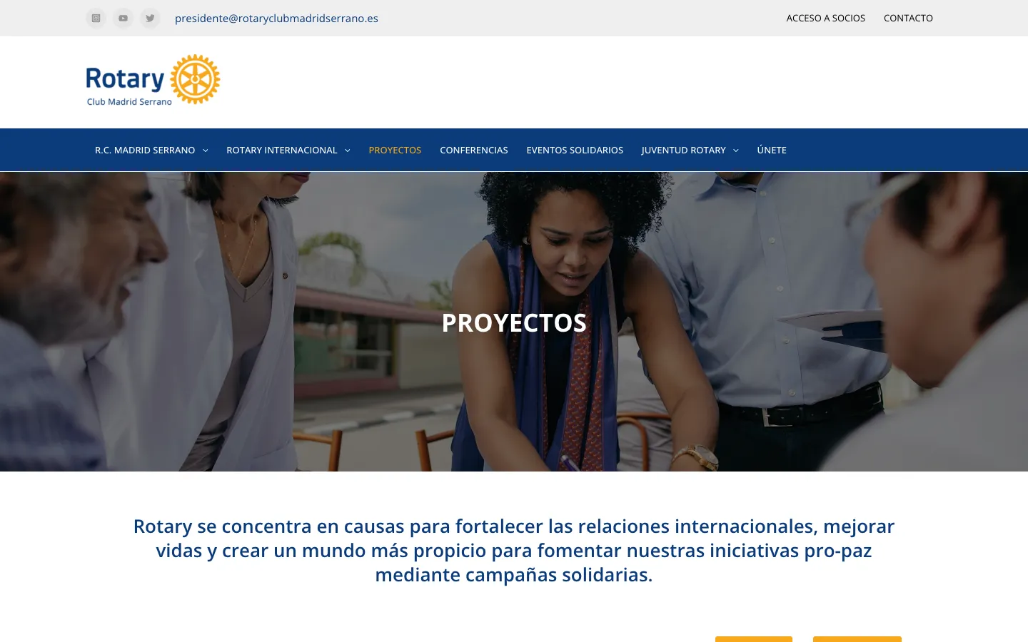 Página de proyectos del club, con la cabecera sobre una foto de voluntarios y el menú principal azul