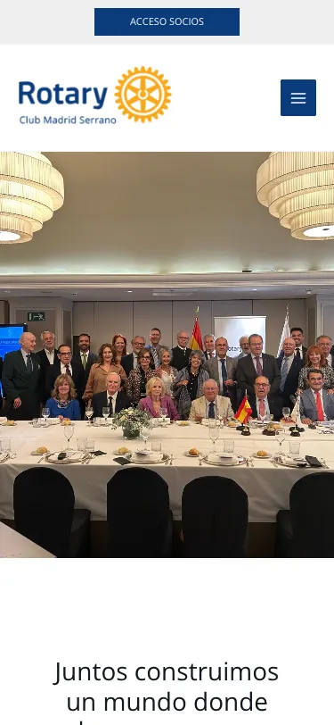 Portada de la web del club en un móvil, con el logotipo, el menú y la foto de grupo de los socios