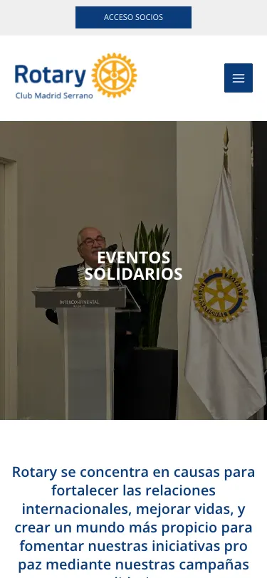 Página de eventos solidarios en un móvil, con la foto de un socio hablando en un atril junto a la bandera de Rotary