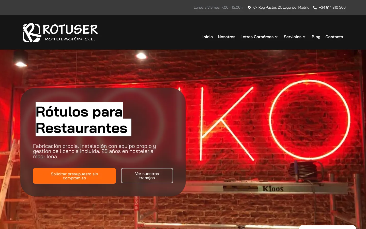 Página de rótulos para restaurantes con un neón rojo de fondo.